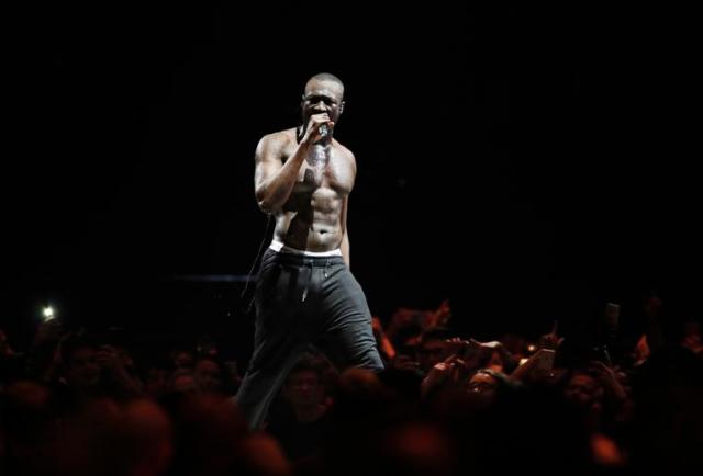 Stormzy en su performance de&nbsp;los Brit Awards 2018 que tuvo un épico final con lluvia