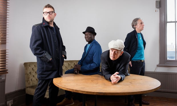 (De izquierda a derecha) Damon Albarn (Blur y Gorillaz), Tony Allen, Paul Simonon (The Clash) y Simon Tong (The Verve).  Fuente: David Levene/The Guardian
