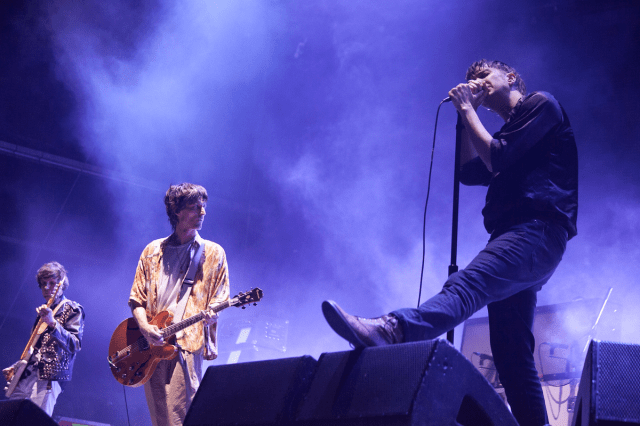 The Strokes tocando en vivo durante el tour 2019. Foto por Clash Music